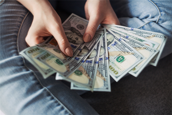 美英央行独立性告急！政治干预阴云笼罩，金融稳定还能否守住？